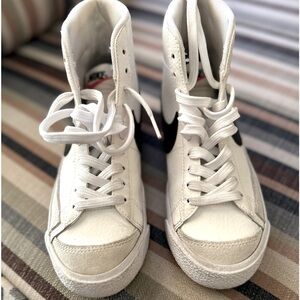 NIKE BLAZER MID 77 Boy's Athletic Sneakers White & Black Size 3.5 Lace Up